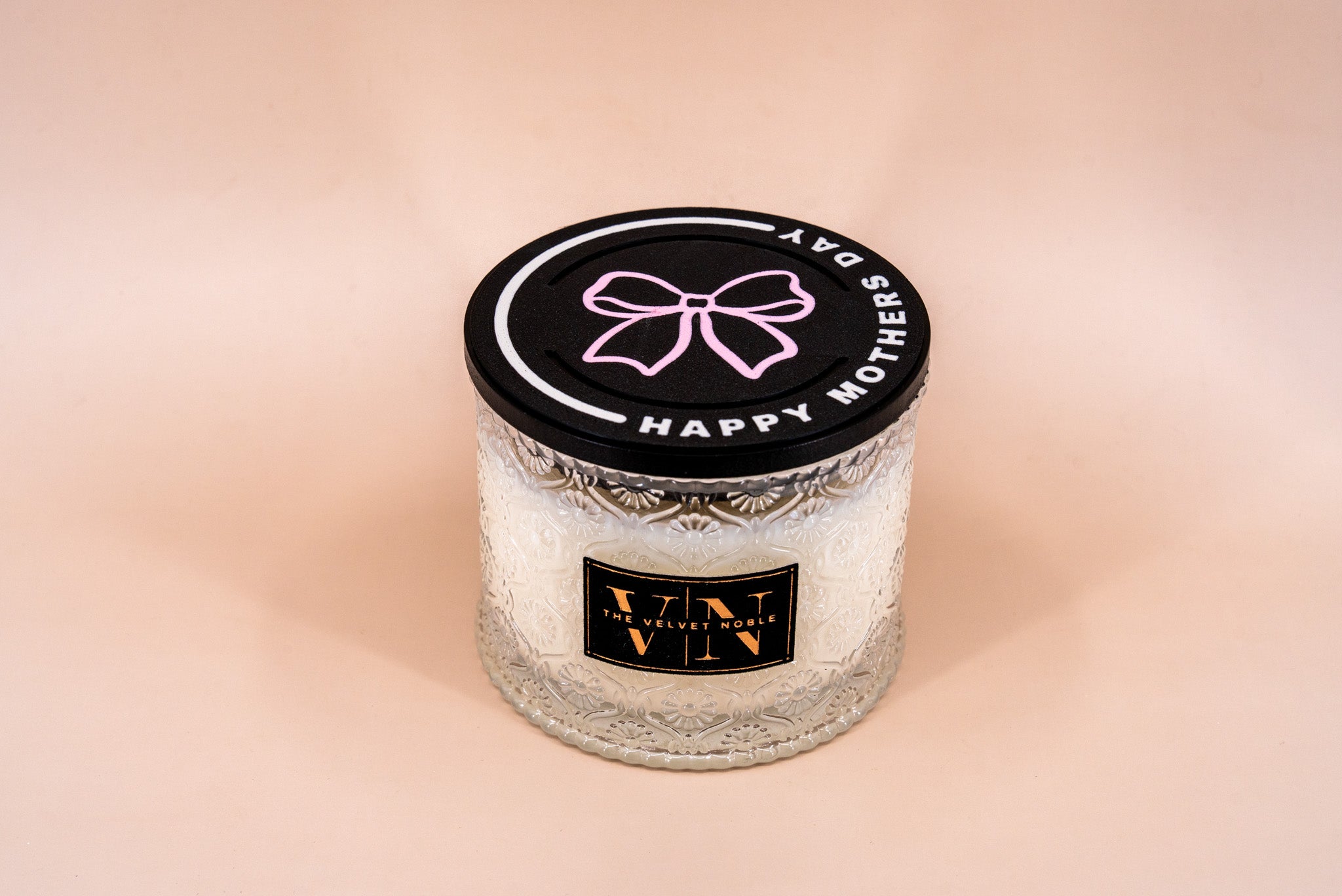 Black candle Lid with a pink bow that says "Happy Mothers Day" on a Velvet Noble 2 wick candle.